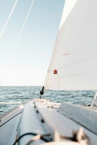 Lire la suite à propos de l’article Pourquoi les voileux n’ont-ils pas de combinaison dédiée à leur pratique ?